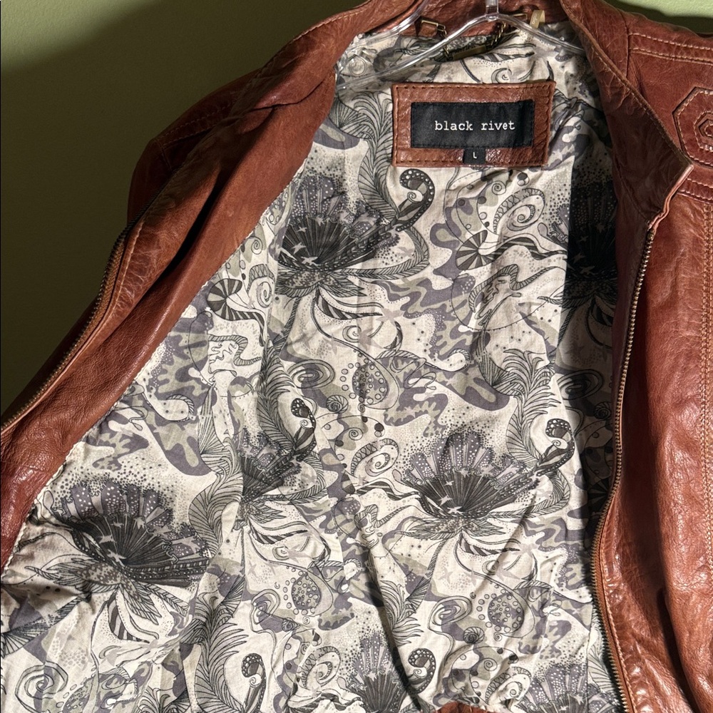 Sleek Leather Jacket for Women - Picture 5 of 6